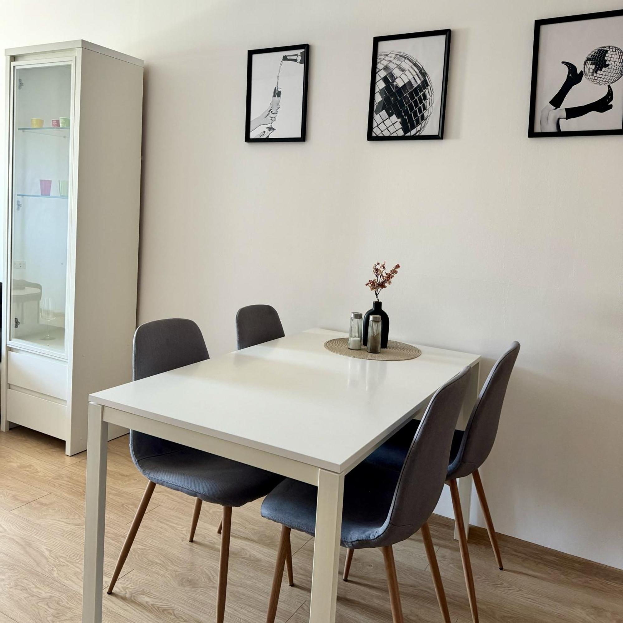 Central Apartments Martin Bagian luar foto